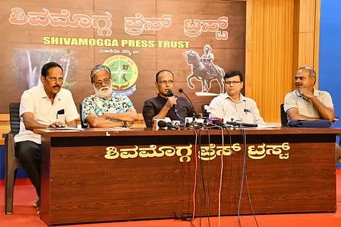 ಶಿವಮೊಗ್ಗದಲ್ಲಿ ಕರ್ನಾಟಕ ಕಾರ್ಯನಿತರ ಪತ್ರಕರ್ತರ ಸಂಘದ ಶಿವಮೊಗ್ಗ ಜಿಲ್ಲಾ ಶಾಖೆಯ ನಿರ್ಗಮಿತ ಅಧ್ಯಕ್ಷ ಕೆ.ವಿ.ಶಿವಕುಮಾರ್ ಮಾತನಾಡಿದರು. ಎಚ್.ಯು.ವೈದ್ಯನಾಥ್, ವಿ.ಟಿ.ಅರುಣ್, ಆರ್.ಎಸ್.ಹಾಲಸ್ವಾಮಿ, ಕೆ.ಎಸ್.ಹುಚ್ರಾಯಪ್ಪ ಸುದ್ದಿಗೋಷ್ಠಿಯಲ್ಲಿದ್ದರು.