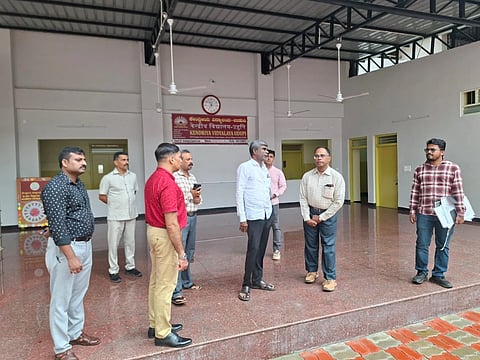 ಉಡುಪಿಯ ಅಲೆವೂರಿನಲ್ಲಿ ನಿರ್ಮಾಣಗೊಂಡ ಕೇಂದ್ರೀಯ ವಿದ್ಯಾಲಯಕ್ಕೆ ಭೇಟಿ ನೀಡಿದ ಕೋಟ ಶ್ರೀನಿವಾಸ ಪೂಜಾರಿ ಕಾಮಗಾರಿ ಪರಿಶೀಲಿಸಿದರು. ವಸಂತ್​, ಸತೀಶ್​ ರಾವ್​ ಹಾಗೂ ಶಾಲೆಯ ಶಿಕ್ಷಕರು, ಸಿಬ್ಬಂದಿ ಇದ್ದರು.