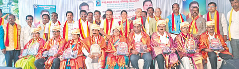 ಕಲಬುರಗಿಯಲ್ಲಿ ಭಾನುವಾರ ಆಯೋಜಿಸಿದ್ದ ಶಿಕ್ಷಕರ ಜಿಲ್ಲಾ ಮಟ್ಟದ ಪ್ರಥಮ ಸಾಹಿತ್ಯ ಸಮ್ಮೇಳನದಲ್ಲಿ ಸಾಧಕ ಶಿಕ್ಷಕರಿಗೆ ಪ್ರಶಸ್ತಿ ನೀಡಿ ಗೌರವಿಸಲಾಯಿತು. ಶಶೀಲ್​ ನಮೋಶಿ, ಎ.ಕೆ.ರಾಮೇಶ್ವರ್​, ವಿಜಯಕುಮಾರ ತೇಗಲತಿಪ್ಪಿ, ರಾಜೇಂದ್ರ ಝಳಕಿ, ಮಹೇಶ ಹೂಗಾರ್​ ಇತರರಿದ್ದರು.