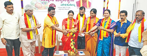 ಕಲಬುರಗಿ ಕನ್ನಡ ಭವನದಲ್ಲಿ ಕನ್ನಡ ಸಾಹಿತ್ಯ ಪರಿಷತ್​ ಗುರುವಾರ ಆಯೋಜಿಸಿದ್ದ ಸಂಕ್ರಾಂತಿ ಕಾವ್ಯ ಸಂಭ್ರಮ ಕಾರ್ಯಕ್ರಮಕ್ಕೆ ಮಹಿಳಾ ಸರ್ಕಾರಿ ನೌಕರರ ಸಂದ ಅಧ್ಯಕ್ಷೆ ರೋಷನಿಗೌಡ ಚಾಲನೆ ನೀಡಿದರು. ವಿಜಯಕುಮಾರ ಪಾಟೀಲ್​ ತೇಗಲತಿಪ್ಪಿ, ಧರ್ಮಣ್ಣ ಧನ್ನಿ, ಶಿವಲೀಲಾ ಕಲಗುರ್ಕಿ, ಸಿದ್ಧಲಿಂಗ ಬಾಳಿ, ಗೌಸುದ್ದೀನ್​ ತುಮಕೂರಕರ್​ ಇತರರಿದ್ದರು.