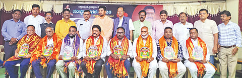 ಕಲಬುರಗಿಯಲ್ಲಿ ವಿಶ್ವಜ್ಯೋತಿ ಪ್ರತಿಷ್ಠಾನ ಭಾನುವಾರ ಆಯೋಜಿಸಿದ್ದ ಸಮಾರಂಭದಲ್ಲಿ ಅನೇಕ ಸಾಧಕರಿಗೆ ಸೇವಾಶ್ರೀ ಪ್ರಶಸ್ತಿ ಪ್ರದಾನ ಮಾಡಲಾಯಿತು. ಶ್ರೀ ವೀರಮಹಾಂತ ಶಿವಾಚಾರ್ಯ, ಡಾ.ವಾಸುದೇವ ಸೇಡಂ, ವಿಜಯಕುಮಾರ ತೇಗಲತಿಪ್ಪಿ, ಜಗನ್ನಾಥ ತರನಳ್ಳಿ, ಶಿವರಾಜ ಅಂಡಗಿ, ಧರ್ಮಣ್ಣ ಧನ್ನಿ, ಕಲ್ಯಾಣಕುಮಾರ ಶೀಲವಂತ ಇತರರಿದ್ದರು.