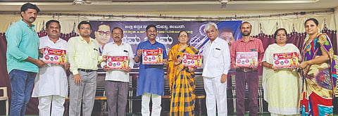 ಕಲಬುರಗಿಯಲ್ಲಿ ಕಸಾಪ ಆಯೋಜಿಸುತ್ತಿರುವ ಬಸವ ಪರ್ವ ಕಾರ್ಯಕ್ರಮ ಕುರಿತು ಗುರುವಾರ ಜರುಗಿದ ಪೂರ್ವಭಾವಿ ಸಭೆಯಲ್ಲಿ ಜಿಲ್ಲಾಧ್ಯಕ್ಷ ವಿಜಯಕುಮಾರ ತೇಗಲತಿಪ್ಪಿ ಕರಪತ್ರ ಬಿಡುಗಡೆ ಮಾಡಿದರು. ಶಕುಂತಲಾ ಪಾಟೀಲ ಜಾವಳಿ, ಧರ್ಮಣ್ಣ ಧನ್ನಿ, ಧರ್ಮರಾಜ ಜವಳಿ, ಸೈಯ್ಯದ್ ನಜಿರುದ್ದಿನ್ ಮುತ್ತವಲ್ಲಿ, ಶರಣರಾಜ ಛಪ್ಪರಬಂದಿ, ಜ್ಯೋತಿ ಕೋಟನೂರ ಇತರರಿದ್ದರು.