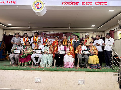  ಕಲಬುರಗಿಯಲ್ಲಿ ಭಾನುವಾರ ಆಯೋಜಿಸಿದ್ದ ಬಸವ ಪರ್ವ ಕಾರ್ಯಕ್ರಮದಲ್ಲಿ ಸಾಧಕರಿಗೆ ಬಸವ ಪುರಸ್ಕಾರ ನೀಡಿ ಗೌರವಿಸಲಾಯಿತು. ಶ್ರೀ ಬಸವೇಶ್ವರಿ ಮಾತಾ, ಹರ್ಷಾನಂದ ಗುತ್ತೇದಾರ್​, ವಿಜಯಕುಮಾರ ತೇಗಲತಿಪ್ಪಿ, ಡಾ.ಮಲ್ಲಿಕಾರ್ಜುನ ವಡ್ಡನಕೇರಿ, ಬಸಣ್ಣ ಗುಣಾರಿ, ರಾಜೇಶ್ವರಿ ಸಾಹು, ಕಲ್ಯಾಣಪ್ಪ ಪಾಟೀಲ್​ ಮಳಖೇಡ ಇತರರಿದ್ದರು.