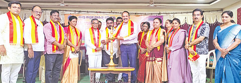 ಕಲಬುರಗಿ ಕನ್ನಡ ಸಾಹಿತ್ಯ ಪರಿಷತ್ತು ಕನ್ನಡ ಭವನದಲ್ಲಿ ಭಾನುವಾರ ಆಯೋಜಿಸಿದ್ದ ಕವಿಗೋಷ್ಠಿಯಲ್ಲಿ ಡಾ.ಸದಾನಂದ ಪೆರ್ಲ ದೀಪ ಬೆಳಗಿದರು. ವಿಜಯಕುಮಾರ ಪಾಟೀಲ್​, ಶಿವರಾಜ ಅಂಡಗಿ, ಧರ್ಮಣ್ಣ ಧನ್ನಿ, ಶರಣರಾಜ್​ ಛಪ್ಪರ್​ಬಂದಿ, ಡಾ.ಸಂಧ್ಯಾ ಕಾನೇಕರ್​, ಮಂಜುನಾಥ ನಾಲವಾರಕರ್​, ಪೂರ್ಣಿಮಾ ಜಾನೆ, ಧರ್ಮರಾಜ ಜವಳಿ, ಸೈಯ್ಯದ್​ ನಜಿರುದ್ದಿನ್​ ಮುತ್ತವಲ್ಲಿ, ದಿನೇಶ ಮದಕರಿ, ರಾಜೇಂದ್ರ ಮಾಡಬೂಳ, ಶಿವಲೀಲಾ ಕಲಗುರ್ಕಿ ಇದ್ದರು.