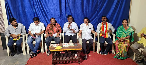 ಕವಿ ಸಮ್ಮೇಳನ ಆಯೋಜನೆ ಹಿನ್ನೆಲೆಯಲ್ಲಿ ಕಲಬುರಗಿ ಕನ್ನಡ ಭವನದಲ್ಲಿ ಸೋಮವಾರ ನಡೆದ ಪೂರ್ವಭಾವಿ ಸಭೆಯಲ್ಲಿ ವಿಜಯಕುಮಾರ ಪಾಟೀಲ್​ ಮಾತನಾಡಿದರು. ಶಿವರಾಜ ಅಂಡಗಿ, ಧರ್ಮಣ್ಣ ಧನ್ನಿ, ಶರಣರಾಜ್​ ಛಪ್ಪರಬಂದಿ, ಜಯಶ್ರೀ ಜಮಾದಾರ್​ ಇತರರಿದ್ದರು.