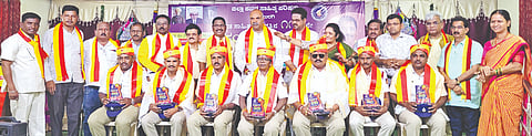 ಕಲಬುರಗಿಯಲ್ಲಿ ಮಂಗಳವಾರ ನಡೆದ ಕಸಾಪ ಸಂಸ್ಥಾಪನಾ ದಿನಾಚರಣೆಯಲ್ಲಿ ಸಂಚಾರಿ ಪೊಲೀಸ್​ ಅಧಿಕಾರಿಗಳನ್ನು ಸತ್ಕರಿಸಲಾಯಿತು. ದತ್ತಾತ್ರೇಯ ಪಾಟೀಲ್​ ರೇವೂರ, ಶರಣು ಪಪ್ಪಾ, ಶಿವಾನಂದ ತಗಡೂರು, ಜಿ.ಸಿ.ಲೋಕೇಶ, ವಿಜಯಕುಮಾರ ಪಾಟೀಲ್​, ಮುಡುಬಿ ಗುಂಡೇರಾವ್​, ಶಿವರಾಜ ಅಂಡಗಿ, ಧರ್ಮಣ್ಣ ಧನ್ನಿ ಇತರರಿದ್ದರು.