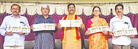 ಕವಿ ಸಮ್ಮೇಳನದ ಆಮಂತ್ರಣ ಪತ್ರಿಕೆಯನ್ನು ಕಸಾಪ ಜಿಲ್ಲಾಧ್ಯಕ್ಷ ವಿಜಯಕುಮಾರ ತೇಗಲತಿಪ್ಪಿ ಕಲಬುರಗಿಯಲ್ಲಿ ಬುಧವಾರ ಬಿಡುಗಡೆ ಮಾಡಿದರು. ಶಿವರಾಜ ಅಂಡಗಿ, ಧರ್ಮಣ್ಣ ಧನ್ನಿ ಇತರರಿದ್ದರು.