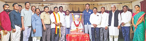 ಕನ್ನಡ ಸಾಹಿತ್ಯ ಪರಿಷತ್​ ಸಂಸ್ಥಾಪಕ ರಾಜರ್ಷಿ ನಾಲ್ವಡಿ ಕೃಷ್ಣರಾಜ ಒಡೆಯರ್​ 142ನೇ ಜನ್ಮದಿನಾಚರಣೆ ಕಾರ್ಯಕ್ರಮ ಜಿಲ್ಲಾ ಕಸಾಪ ದ ಆಶ್ರಯದಲ್ಲಿ ಕಲಬುರಗಿ ಕನ್ನಡ ಭವನದ ಸುವರ್ಣ ಸಭಾ ಭವನದಲ್ಲಿ ಗುರುವಾರ ಜರುಗಿತು. ನರಸಿಂಗರಾವ್​ ಹೇಮನೂರ್​, ವಿಜಯಕುಮಾರ ಪಾಟೀಲ್​ ತೇಗಲತಿಪ್ಪಿ, ಸೈಯದ್​ ನಜಿರುದ್ದಿನ್​ ಮುತ್ತವಲ್ಲಿ, ಶರಣರಾಜ ಛಪ್ಪರಬಂದಿ ಇತರರಿದ್ದರು.