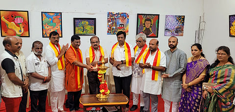 ಕಲಬುರಗಿ ಕನ್ನಡ ಭವನದಲ್ಲಿ ಮಂಗಳವಾರ ಆಯೋಜಿಸಿದ್ದ ಚಿತ್ರಕಲಾ ಪ್ರದರ್ಶನಕ್ಕೆ ಸಾಹಿತಿ ಡಾ.ನಾಗೇಂದ್ರ ಮಸೂತಿ ಚಾಲನೆ ನೀಡಿದರು. ಲಿಂಗರಾಜ ಸಿರಗಾಪೂರ್​, ವಿಜಯಕುಮಾರ ಪಾಟೀಲ್​ ತೇಗಲತಿಪ್ಪಿ, ಹುಲಿಗೆಪ್ಪಾ ಕನಕಗಿರಿ, ಬಸವರಾಜ ತೋಟದ, ಡಾ.ರೆಹಮಾನ್​ ಪಟೇಲ್​, ರವಿಕುಮಾರ ಶಹಾಪುರಕರ್​ ಇತರರಿದ್ದರು.