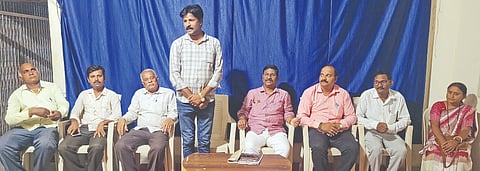 ದಾಸ ಸಾಹಿತ್ಯ ಸಮ್ಮೇಳನ ಆಯೋಜನೆಗೆ ಸಂಬಂಧಿಸಿದಂತೆ ಕಲಬುರಗಿಯಲ್ಲಿ ಗುರುವಾರ ಕರೆದಿದ್ದ ಸಭೆಯಲ್ಲಿ ಕಸಾಪ ದಕ್ಷಿಣ ವಲಯ ಅಧ್ಯಕ್ಷ ರವಿಕುಮಾರ ಶಹಾಪುರಕರ್​ ಮಾತನಾಡಿದರು. ಜಿಲ್ಲಾಧ್ಯಕ್ಷ ವಿಜಯಕುಮಾರ ತೇಗಲತಿಪ್ಪಿ, ಮಲ್ಲಿನಾಥ ಸಂಗಶೆಟ್ಟಿ, ಮಂಜುನಾಥ ಕಂಬಾಳಿಮಠ, ಸಂಗಣ್ಣ ಚೋರಗಸ್ತಿ, ಗಂಗಾಧರ, ಜಯಶ್ರೀ ಯಾದಗಿರಿ ಇತರರಿದ್ದರು.