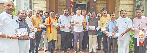 ಕಲಬುರಗಿಯಲ್ಲಿ ಆ.9ರಂದು ಆಯೋಜಿಸಿರುವ ದಾಸ ಸಾಹಿತ್ಯ ಸಮ್ಮೇಳನದ ಆಮಂತ್ರಣ ಪತ್ರಿಕೆಯನ್ನು ಮಾಜಿ ಶಾಸಕ ದತ್ತಾತ್ರೇಯ ಪಾಟೀಲ್​ ರೇವೂರ ಮಂಗಳವಾರ ಬಿಡುಗಡೆಗೊಳಿಸಿದರು. ಕಸಾಪ ಜಿಲ್ಲಾಧ್ಯಕ್ಷ ವಿಜಯಕುಮಾರ ತೇಗಲತಿಪ್ಪಿ, ಮಲ್ಲಿನಾಥ ಸಂಗಶೆಟ್ಟಿ, ಮಂಜುನಾಥ ಕಂಬಾಳಿಮಠ, ಬಾಬುರಾವ ಪಾಟೀಲ್​, 