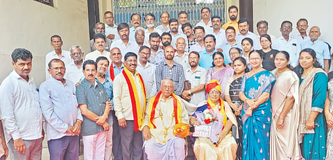 ಕಲಬುರಗಿ ಜಿಲ್ಲಾ ಪ್ರಥಮ ಕಾವ್ಯ ಮಹಿಳಾ ನಿಯೋಜಿತ ಸಮ್ಮೇಳನಾಧ್ಯಕ್ಷೆ ಶಕುಂತಲಾ ಪಾಟೀಲ್​ ಜಾವಳಿ ದಂಪತಿಯನ್ನು ಕನ್ನಡ ಭವನದಲ್ಲಿ ಮಂಗಳಾರ ಸತ್ಕರಿಸಿ ಆಹ್ವಾನ ನೀಡಲಾಯಿತು. ವಿಜಯಕುಮಾರ ತೇಗಲತಿಪ್ಪಿ, ಧರ್ಮಣ್ಣ ಧನ್ನಿ, ಶಿವರಾಜ ಅಂಡಗಿ, ನಂದಿನಿ ಸನಬಾಳ, ರೇಣುಕಾ ಎನ್​., ಶಿವಲೀಲಾ ಕಲಗುರ್ಕಿ ಇತರರಿದ್ದರು.