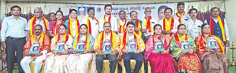 ಕಲಬುರಗಿಯಲ್ಲಿ ಆಯೋಜಿಸಿದ್ದ ಸಮಾರಂಭದಲ್ಲಿ ಸಾಧಕರಿಗೆ ಸಾರ್ಥಕ ಶಿಕ್ಷಕ ಪ್ರಶಸ್ತಿ ನೀಡಿ ಗೌರವಿಸಲಾಯಿತು. ಡಾ.ಸಿ.ಸೋಮಶೇಖರ, ಪ್ರಫುಲ್​ ನಮೋಶಿ, ವಿಜಯಕುಮಾರ ತೇಗಲತಿಪ್ಪಿ, ಡಾ.ಮಲ್ಲಿಕಾರ್ಜುನ ವಡ್ಡನಕೇರಿ, ಶಿವರಾಜ ಅಂಡಗಿ, ಧರ್ಮಣ್ಣ ಧನ್ನಿ, ಸಿದ್ಧಲಿಂಗ ಬಾಳಿ, ಬಿ.ಎಂ.ಪಾಟೀಲ್​ ಕಲ್ಲೂರ್​, ಶರಣರಾಜ ಛಪ್ಪರಬಂದಿ ಇತರರಿದ್ದರು.