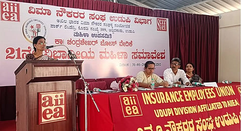ಉಡುಪಿಯಲ್ಲಿ ನಡೆದ ವಿಮಾ ನೌಕರರ ಸಂದ ಮಹಿಳಾ ಸಮಾವೇಶದಲ್ಲಿ ಎಂ. ಕಾಮೇಶ್ವರಿ ಮಾತನಾಡಿದರು. ಕೆ. ವಿಶ್ವನಾಥ್​, ನಿರ್ಮಲಾ, ಕವಿತಾ ಎಸ್​. ಇದ್ದರು.