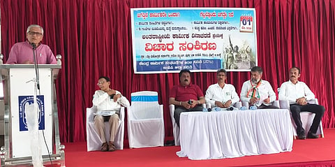 ಉಡುಪಿಯಲ್ಲಿ ಕಾರ್ಮಿಕ ದಿನಾಚರಣೆ ನಿಮಿತ್ತ ಆಯೋಜಿಸಿದ್ದ ವಿಚಾರ ಸಂಕಿರಣದಲ್ಲಿ ಪ್ರೊ. ಕೆ.ಫಣಿರಾಜ್​ ಮಾತನಾಡಿದರು. ಕೆ.ವಿಶ್ವನಾಥ್​, ಶಿವಾನಂದ್​, ಕಿರಣ್​ ಹೆಗ್ಡೆ, ನಾಗೇಶ್​ ಕಾಮತ್​, ಕವಿರಾಜ್​ ಎಸ್​. ಕಾಂಚನ್​ ಇತರರಿದ್ದರು.