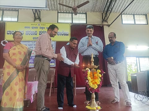 ಉಡುಪಿಯಲ್ಲಿ ಪ.ಪೂ. ಕಾಲೇಜುಗಳ ಉಪನ್ಯಾಸಕರಿಗೆ ಆಯೋಜಿಸಿದ್ದ  'ಪ್ರಶಿಕ್ಷಣ ಕಾರ್ಯಾಗಾರ'ವನ್ನು ಮಾರುತಿ ಉದ್ಘಾಟಿಸಿದರು. ಡಾ. ಅಶೋಕ್​ ಕಾಮತ್​, ಲೀಲಾಬಾಯಿ ಭಟ್​, ಜಗದೀಶಕುಮಾರ್​, ವರ್ಗೀಸ್​ ಪಿ. ಇದ್ದರು.