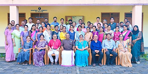 ಉಡುಪಿಯ ಡಾ. ಜಿ.ಶಂಕರ್​ ಕಾಲೇಜ್​ನಲ್ಲಿ 'ಶಿಕ್ಷಕರ ಕಾರ್ಯಕ್ಷಮತೆಗಾಗಿ ಭಾರತೀಯ ಜ್ಞಾನ ವ್ಯವಸ್ಧೆ' ಕಾರ್ಯಾಗಾರ ನಡೆಯಿತು. ಪ್ರೊ. ಸುಧೀರ್​ ರಾಜ್​ ಕೆ., ಡಾ. ಬಿ.ಗೋಪಾಲ್​ ಆಚಾರ್ಯ, ಡಾ. ನಿಕೇತನಾ, ಪ್ರೊ. ಶ್ರೀಮತಿ ಅಡಿಗ, ಕೃಷ್ಣರಾಜ್​ ಭಟ್​, ಶರತ್​ ಕುಮಾರ್​, ಉಪನ್ಯಾಸಕರು ಹಾಗೂ ವಿದ್ಯಾರ್ಥಿಗಳಿದ್ದರು.