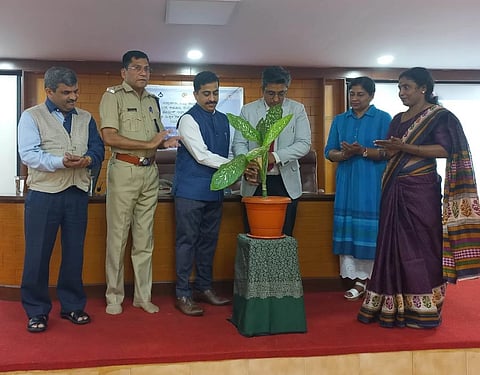 ಉಡುಪಿಯಲ್ಲಿ ಪೊಲೀಸರಿಗೆ ಆಯೋಜಿಸಿದ್ದ ಕಾರ್ಯಾಗಾರವನ್ನು ನ್ಯಾ.ಮನು ಪಟೇಲ್​ ಉದ್ಘಾಟಿಸಿದರು. ನ್ಯಾ. ಸಂತೋಷ್​ ಶ್ರೀವಾತ್ಸವ್​, ಸುಧಾಕರ್​ ನಾಯ್ಕ್​, ಡಾ. ಕೊಣಿಲ ರಾಘವೇಂದ್ರ ಭಟ್​, ಜೂಹಿ ದಾಮೋದರ್​, ನಾಗರತ್ನಾ ನಾಯಕ್​ ಇದ್ದರು.