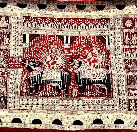ಬಟ್ಟೆಯ ಮೇಲೆ ರಚಿಸಿರುವ ಗುಜರಾತ್​ ರಾಜ್ಯದ 'ಅಲಂಕಾರಿ' ಚಿತ್ರಕಲೆ. (ಸಾಂದರ್ಭಿಕ ಚಿತ್ರ)