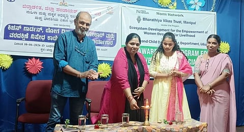 ಉಡುಪಿಯ ಬಾಲಭವನದಲ್ಲಿ ಆಯೋಜಿಸಿದ್ದ ಕಾರ್ಯಾಗಾರವನ್ನು ಅನುರಾಧಾ ಹಾದಿಮನಿ ಉದ್ಘಾಟಿಸಿದರು. ಅರುಣ್​ ಪಟವರ್ಧನ್​, ಪ್ರತಿಮಾ ಇದ್ದರು.
