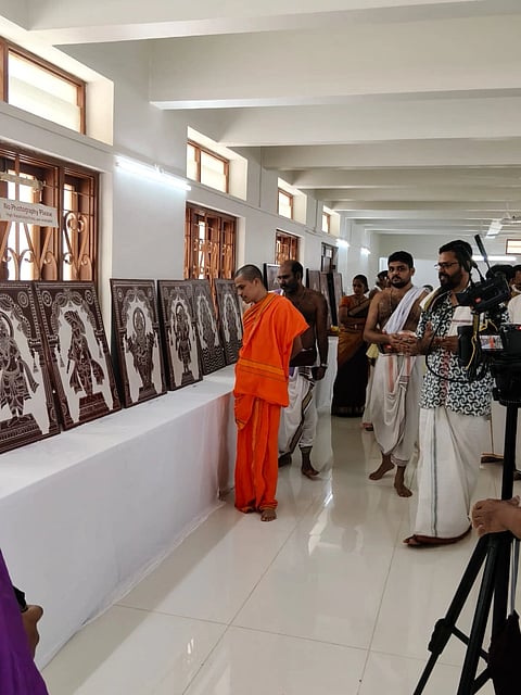 ಗೋವಾದಲ್ಲಿ ಆಯೋಜಿಸಿದ್ದ ಕಾವಿ ಕಲೆಯ ಪ್ರದರ್ಶನವನ್ನು ಉದ್ಘಾಟಿಸಿದ ವಿದ್ಯಾಧೀಶ ಶ್ರೀಗಳು ಚಿತ್ರಗಳನ್ನು ವೀಕ್ಷಿಸಿದರು. ಡಾ. ಜನಾರ್ದನ್​ ರಾವ್​ ಹಾವಂಜೆ, ವಿಕ್ರಮ ಭಟ್​ ಇತರರಿದ್ದರು.