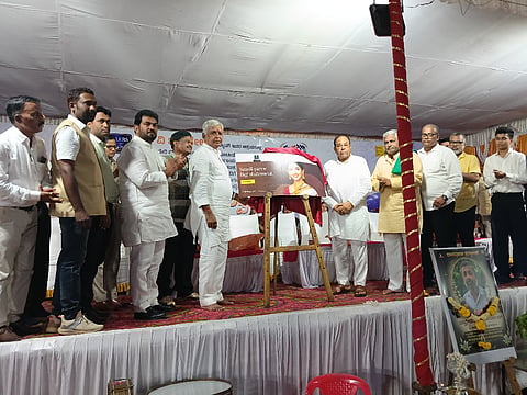 ಬ್ಯಾಡಗಿಯಲ್ಲಿ ಆಯೋಜಿಸಿದ್ದ ಹೊನಲು- ಬೆಳಕಿನ ಕಬಡ್ಡಿ (Kabaddi sports) ಪಂದ್ಯಾವಳಿ ಉದ್ಘಾಟನಾ ಸಂದರ್ಭದಲ್ಲಿ ವಿ ಜುವೆಲರ್ಸ್ ವೆಬ್‌ಸೈಟ್ ಅನ್ನು ಮಾಜಿ ಶಾಸಕ ಸುರೇಶಗೌಡ್ರ ಪಾಟೀಲ ಅನಾವರಣಗೊಳಿಸಿದರು. ಶಾಸಕ ಬಸವರಾಜ ಶಿವಣ್ಣನವರ ಇದ್ದರು.
