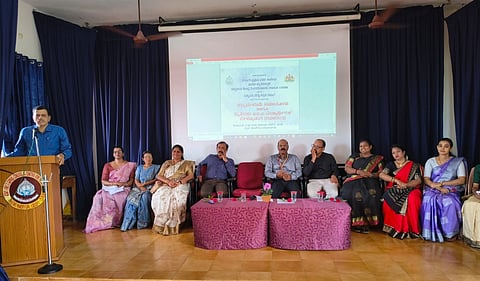 ಉಡುಪಿಯ ತೆಂಕನಿಡಿಯೂರು ಕಾಲೇಜಿನಲ್ಲಿ ಆಯೋಜಿಸಿದ್ದ 'ಕಬ್ಬದುಳುಮೆ' ಸಮಾರೋಪ ಕಾರ್ಯಕ್ರಮದಲ್ಲಿ ಡಾ. ಪಿ.ಬಿ. ಪ್ರಸನ್ನ ಮಾತನಾಡಿದರು. ಪ್ರೊ. ನಿತ್ಯಾನಂದ್​ ವಿ. ಗಾಂವಕರ್​, ಡಾ. ಶ್ರೀಧರ್​ ಭಟ್​, ಡಾ. ವಿಷ್ಣುಮೂರ್ತಿ ಪ್ರಭು, ಸಂಧ್ಯಾರಾಣಿ, ಲತಾ ನಾಯಕ್​, ಭವ್ಯಾ ರೈ, ಶಾಲಿನಿ ಯು.ಬಿ., ರತ್ನಮಾಲಾ ಇದ್ದರು.