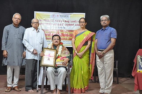 ಉಡುಪಿಯಲ್ಲಿ ಡಾ. ಕಬ್ಬಿನಾಲೆ ವಸಂತ ಭಾರದ್ವಾಜ ಅವರಿಗೆ ಉಪಾಧ್ಯಾಯ ಸ್ಮರಣಾರ್ಥ ಪ್ರಶಸ್ತಿ ಪ್ರದಾನ ಮಾಡಲಾಯಿತು. ಡಾ. ಎನ್​.ಟಿ. ಭಟ್​, ಪ್ರೊ.ವನಿತಾ ಮಯ್ಯ, ಡಾ. ಪದ್ಮನಾಭ ಕೆ., ಡಾ. ಬಿ.ಜಗದೀಶ್​ ಶೆಟ್ಟಿ ಇದ್ದರು.