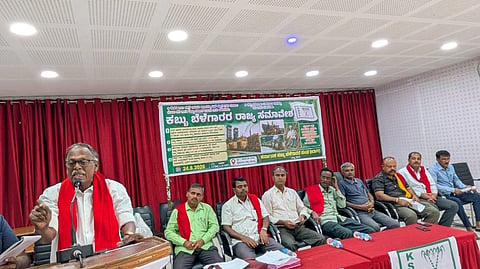 ಮಂಡ್ಯದಲ್ಲಿ ಆಯೋಜಿಸಿದ್ದ ರಾಜ್ಯ ಸಮ್ಮೇಳನದಲ್ಲಿ ಕಬ್ಬು ಬೆಳೆಗಾರರ ಸಂಘದ ರಾಷ್ಟ್ರಾಧ್ಯಕ್ಷ ಡಿ.ರವೀಂದ್ರನ್ ಮಾತನಾಡಿದರು.