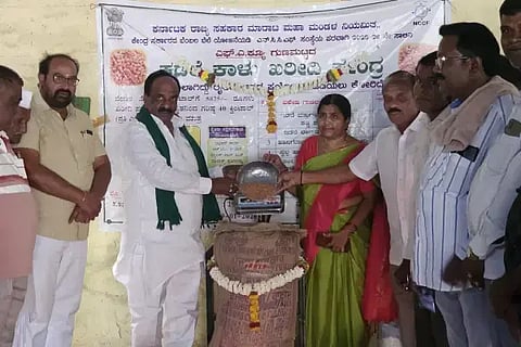 ಅಣ್ಣಿಗೇರಿ ಎಪಿಎಂಸಿ ಮಾರುಕಟ್ಟೆ ಆವರಣದಲ್ಲಿ ಬೆಂಬಲ ಬೆಲೆ (support price) ಯೋಜನೆಯಡಿಯಲ್ಲಿ ಕಡಲೆ ಕಾಳು ಖರೀದಿ ಕೇಂದ್ರಕ್ಕೆ ಶಾಸಕ ಎನ್.ಎಚ್. ಕೋನರಡ್ಡಿ ಮಂಗಳವಾರ ಚಾಲನೆ ನೀಡಿದರು.