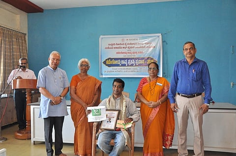 ಉಡುಪಿಯ ಧ್ವನ್ಯಾಲೋಕದಲ್ಲಿ ನಡೆದ ಕಾರ್ಯಕ್ರಮದಲ್ಲಿ ಡಾ.ಲಕ್ಷ್ಮಣ ವಿ.ಎ. ಅವರಿಗೆ 'ಕಡೆಂಗೋಡ್ಲು ಕಾವ್ಯ ಪ್ರಶಸ್ತಿ' ಪ್ರದಾನ ಮಾಡಲಾಯಿತು. ಡಾ. ಮಾಧವಿ ಭಂಡಾರಿ. ಡಾ. ಗಾಯತ್ರಿ ಪೈ, ಡಾ. ರವಿರಾಜ್​ ಶೆಟ್ಟಿ, ಡಾ. ಬಿ.ಜಗದೀಶ್​ ಶೆಟ್ಟಿ ಇದ್ದರು.