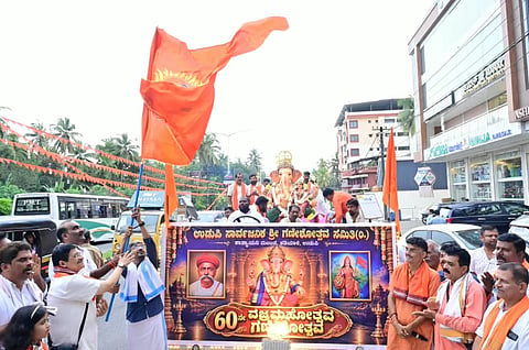 ಉಡುಪಿಯ ಜೋಡುಕಟ್ಟೆಯಲ್ಲಿ ಸಾರ್ವಜನಿಕ ಗಣೇಶೋತ್ಸವ ಸಮಿತಿ ಕಡಿಯಾಳಿಯ ಗಣೇಶನ ಮೂರ್ತಿಗೆ ಸ್ವಾಗತ ಹಾಗೂ ಶೋಭಾಯಾತ್ರೆಗೆ ಡಾ.ಶಶಿಕಿರಣ್​ ಉಮಾಕಾಂತ್​ ಚಾಲನೆ ನೀಡಿದರು. ಯಶ್​ಪಾಲ್​ ಸುವರ್ಣ, ಡಾ.ರವಿರಾಜ್​ ಆಚಾರ್ಯ, ಗಿರೀಶ್​ ಅಂಚನ್​, ಕೆ.ರಾಘವೇಂದ್ರ ಕಿಣಿ ಇತರರಿದ್ದರು.