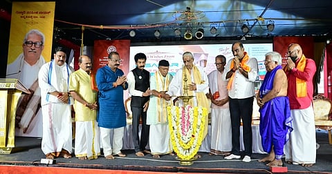 ಉಡುಪಿಯ ಸಾರ್ವಜನಿಕ ಗಣೇಶೋತ್ಸವ ಸಮಿತಿ ಆಯೋಜಿಸಿದ್ದ ಕುಣಿತ ಭಜನೆ ಹಾಗೂ ಧಾರ್ಮಿಕ ಸಭೆಯನ್ನು ಸಗ್ರಿ ಗೋಪಾಲಕೃಷ್ಣ ಸಾಮಗ ಉದ್ಘಾಟಿಸಿದರು. ಸು.ರಾಮಣ್ಣ, ಯಶ್​ಪಾಲ್​ ಸುವರ್ಣ, ಪ.ವಸಂತ್​ ಭಟ್​,  ಕೆ.ರಮಾನಂದ್​ ಪ್ರಭು, ಕೆ.ಉದಯಕುಮಾರ್​ ಶೆಟ್ಟಿ, ಮುರಳಿಕೃಷ್ಣ ಉಪಾಧ್ಯ ಇತರರಿದ್ದರು.