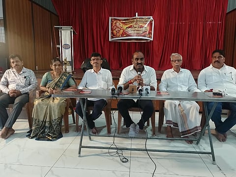 ಉಡುಪಿಯ ಕಡಿಯಾಳಿ ದೇಗುಲದ ಸಭಾಭವನದಲ್ಲಿ ನಡೆದ ಸುದ್ದಿಗೋಷ್ಠಿಯಲ್ಲಿ ಯಶ್​ಪಾಲ್​ ಸುವರ್ಣ ಮಾತನಾಡಿದರು. ಕೆ.ರಾಘವೇಂದ್ರ ಕಿಣಿ, ಪ. ವಸಂತ್​ ಭಟ್​, ಗೀತಾ ಶೇಟ್​, ಗಿರೀಶ್​ ಅಂಚನ್​, ಸತೀಶ್​ ಕುಲಾಲ್​ ಇದ್ದರು.