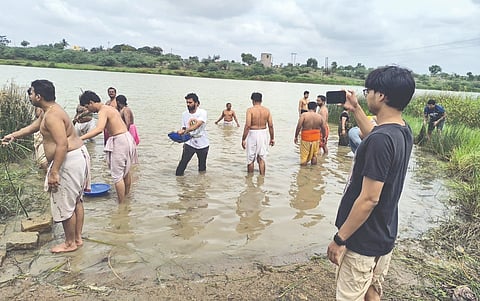 ಶ್ರೀ ಜಯತೀರ್ಥರ ಆರಾಧನೆ ನಿಮಿತ್ತ ಸೇಡಂ ತಾಲೂಕಿನ ಮಳಖೇಡದಲ್ಲಿ ಹೈದರಾಬಾದ್​ನ ಯುವಾತ್ಮ ತಂಡದ ಸದಸ್ಯರು ಕಾಗಿಣೆ ನದಿಯಲ್ಲಿ ಸ್ವಚ್ಛತಾ ಕಾರ್ಯದಲ್ಲಿ ತೊಡಗಿಸಿಕೊಂಡಿರುವುದು.