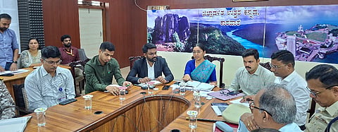ಕೈಗಾ ಅಧಿಕಾರಿಗಳ ಜತೆ ಡಿಸಿ ಲಕ್ಷ್ಮೀಪ್ರಿಯಾ ಸಭೆ ನಡೆಸಿದರು. 