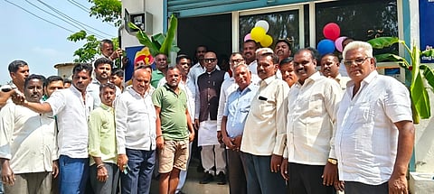 ಕುಂಭಾಪುರ ಗೇಟ್ ಬಳಿ ಶುದ್ಧನೀರಿನ ಘಟಕವನ್ನು ಶಾಸಕ ಎಚ್.ಎ. ಇಕ್ಬಾಲ್ ಹುಸೇನ್ ಉದ್ಘಾಟಿಸಿದರು. ಮಾಜಿ ಶಾಸಕ ಕೆ. ರಾಜು, ಬ್ಲಾಕ್ ಕಾಂಗ್ರೆಸ್ ಅಧ್ಯಕ್ಷ ವಿ.ಎಚ್. ರಾಜು, ತಾಪಂ ಮಾಜಿ ಅಧ್ಯಕ್ಷ ಭದ್ರಯ್ಯ, ಗ್ಯಾರಂಟಿ ಉಪಾಧ್ಯಕ್ಷ ಸಿದ್ದೇಗೌಡ, ವಿಎಸ್‌ಎಸ್‌ಎನ್ ಮಾಜಿ ಅಧ್ಯಕ್ಷ ಪಾರ್ಥ, ಮುಖಂಡರಾದ ಹರಳಪ್ಪ, ಉಮೇಶ್, ಕೃಷ್ಣಪ್ಪ, ದೇವರದೊಡ್ಡಿ ಚಂದ್ರಗಿರಿ, ಶ್ರೀನಿವಾಸ್, ರವಿ, ಗುರುಪ್ರಸಾದ್ ಇದ್ದರು. 