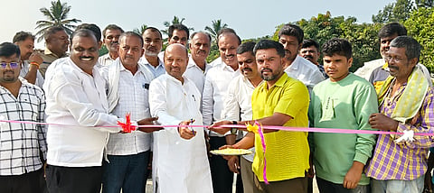 ರಾಮನಗರ ತಾಲೂಕು ಕೈಲಾಂಚ ಹೋಬಳಿಯ ಜಕ್ಕನಹಳ್ಳಿಲ್ಲಿ ಕಾಂಕ್ರಿಟ್​ ರಸ್ತೆಗೆ ಶಾಸಕ ಎಚ್​.ಎ. ಇಕ್ಬಾಲ್​ ಹುಸೇನ್​ ಭೂಮಿ ಪೂಜೆ ನೆರವೇರಿಸಿದರು. ಮಾಜಿ ಶಾಸಕ ಕೆ. ರಾಜು, ಬನ್ನಿಕುಪ್ಪೆ ಗ್ರಾಪಂ ಅಧ್ಯಕ್ಷ ಆರ್​. ರವಿಕುಮಾರ್​, ಉಪಾಧ್ಯೆ ಜ್ಯೋತಿ, ಪ್ರಾಧಿಕಾರ ಅಧ್ಯಕ್ಷ ಚೇತನ್​ಕುಮಾರ್​, ಗ್ಯಾರಂಟಿ ಯೋಜನೆ ತಾಲೂಕು ಅಧ್ಯಕ್ಷ ವಿ.ಎಚ್​. ರಾಜು, ಪಿಡಿಒ ಜೈಸಿಂಹ, ಕಾರ್ಯದರ್ಶಿ ಜಯರಾಮಯ್ಯ, ಸದಸ್ಯರಾದ ಬಿ.ಸಿ. ಹೇಮಂತ್​ಕುಮಾರ್​, ಚಂದ್ರಗಿರಿ, ಪೂರ್ಣಿಮಾ ಶಿವಮೂರ್ತಿ, ಕುಮಾರ್​ ಇದ್ದರು.