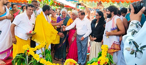 ಕೈಲಾಂಚ ಹೋಬಳಿಯ ಬನ್ನಿಕುಪ್ಪೆ ಗ್ರಾಮದಲ್ಲಿ ವೇದನಾದ ಗುರುಕುಲದ ನೂತನ ಕಟ್ಟಡ ಶಿಲಾನ್ಯಾಸ ಕಾರ್ಯಕ್ರಮದಲ್ಲಿ ಕೇಂದ್ರ ವಿತ್ತ ಸಚಿವೆ ನಿರ್ಮಲಾ ಸೀತಾರಾಮನ್, ಸಂಸದ ಡಾ.ಸಿ.ಎನ್.ಮಂಜುನಾಥ್, ಜಿಲ್ಲಾಧಿಕಾರಿ ಯಶವಂತ್.ವಿ.ಗುರುಕರ್, ಉಪವಿಭಾಗಾಧಿಕಾರಿ ಬಿನೋಯ್, ತಹಸೀಲ್ದಾರ್ ತೇಜಸ್ವಿನಿ, ಗುರುಕುಲದ ಗುರುಗಳು ಗಣಪಾಠಿ, ರವಿ, ಡಾ.ತೇಜಸ್ವಿನಿಗೌಡ, ಸುಜಾತಾ ರವಿ ಹಾಗೂ ಇತರರಿದ್ದರು.