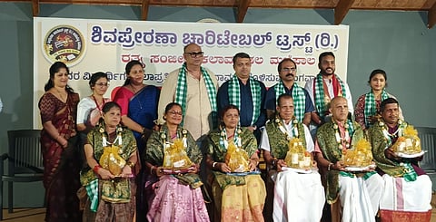 ಉಡುಪಿಯ ಮಣಿಪಾಲದಲ್ಲಿ ಆಯೋಜಿಸಿದ್ದ 'ಕಲಾ ಕುಂಭ' ಕಾರ್ಯಕ್ರಮದಲ್ಲಿ ಸಂಗೀತದ ವಿವಿಧ ಶಿಕ್ಷಕರಿಗೆ ಗುರು ವಂದನೆ ಸಲ್ಲಿಸಲಾಯಿತು. ಡಾ. ವಿರೂಪಾಕ್ಷ ದೇವರಮನೆ, ಯಶವಂತ್​ ಎಂ.ಜಿ., ದೀಕ್ಷಾ ವಿ., ಮಹೇಶ್​ ಠಾಕೂರ್​, ರತನ್​ ರೈ, ಅಶ್ವಿನಿ ಠಾಕೂರ್​, ರಮಾನಂದ್​ ಸಾಮಂತ್​ ಇದ್ದರು.