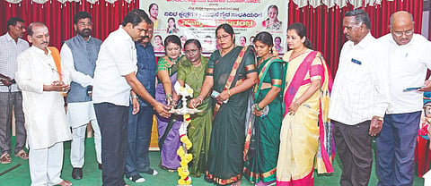 ಕಲಬುರಗಿ ಕಲಾ ಮಂಡಳದಲ್ಲಿ ಕರ್ನಾಟಕ ಮಹಿಳಾ ಪರ ಜನಜಾಗೃತಿ ಸಮಿತಿ ಸೋಮವಾರ ಆಯೋಜಿಸಿದ್ದ ಮಹಿಳಾ ದಿನಾಚರಣೆ ಕಾರ್ಯಕ್ರಮಕ್ಕೆ ಜಗದೇವಿ ಹೆಗಡೆ ಚಾಲನೆ ನೀಡಿದರು. ರೇಖಾ ಮ್ಯಾಗೇರಿ, ಹಣಮಂತ ತುಮಕೂರಕರ್​, ಲಕ್ಕಪ್ಪ ಜವಳಿ, ಮಲ್ಲಿಕಾರ್ಜುನ ಚಟ್ನಳ್ಳಿ, ಅಬ್ದುಲ್​ ರಹೀಮ್​ ಕೆರೂರ, ಡಾ.ಜಯಶ್ರೀ ರೆಡ್ಡಿ, ಲತಾ ಚವ್ಹಾಣ, ಲಕ್ಷಿ$್ಮ ಕವಳೆ, ಅನುರಾಧಾ ಹೂಗಾರ ಇತರರಿದ್ದರು.
