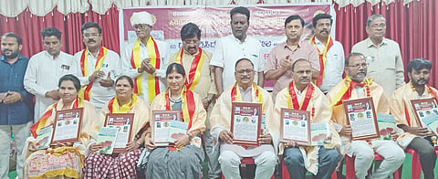 ಕಲಬುರಗಿ ಕಲಾಮಂಡಳ ಸಭಾಂಗಣದಲ್ಲಿ ಸಾಂಸತಿಕ ಪ್ರತಿಷ್ಠಾನ ಸಿರಿಗನ್ನಡ ವೇದಿಕೆ ಹಾಗೂ ಸಾ ಪ್ರತಿಷ್ಠಾನ ಸಹಯೋಗದಲ್ಲಿ ಸೋಮವಾರ ಆಯೋಜಿಸಿದ್ದ ಡಾ.ಗವಿಸಿದ್ದಪ್ಪ ಪಾಟೀಲರ ಕೆಂಪು ಗುಲಾಬಿ ಹಾಯಿಕುಗಳು ಸಂಕಲನ ಲೋಕಾರ್ಪಣೆ ಕಾರ್ಯಕ್ರಮದಲ್ಲಿ ಹಲವು ಸಾಧಕರಿಗೆ ಪ್ರಶಸ್ತಿ ನೀಡಿ ಗೌರವಿಸಲಾಯಿತು. ಪ್ರೊ.ವಿಕ್ರಮ ವಿಸಾಜಿ, ಮಹಿಪಾಲರಡ್ಡಿ ಮುನ್ನೂರು, ಡಾ.ಗವಿಸಿದ್ದಪ್ಪ ಪಾಟೀಲ್​, ಬಸವರಾಜ ಕೊನೆಕ್​, ಡಾ.ಹಣಮಂತರಾವ್​ ದೊಡ್ಡಮನಿ, ಡಾ.ಸಿದ್ದರಾಮ ಹೊನ್ಕಲ್​ ಇತರರಿದ್ದರು.