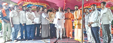 ಅಫಜಲಪುರ ತಾಲೂಕಿನ ಭೈರಾಮಡಗಿಯಲ್ಲಿ ಹಮ್ಮಿಕೊಂಡಿದ್ದ ಧಾರ್ಮಿಕ ಸಭೆಯಲ್ಲಿ ಕೆಕೆಆರ್​ಟಿಸಿ ಅಧ್ಯ ಅರುಣಕುಮಾರ ಪಾಟೀಲ್​ ಅವರಿಗೆ ಗ್ರಾಮಸ್ಥರು ಮನವಿಪತ್ರ ಸಲ್ಲಿಸಿದರು. ಹಣಮಂತರಾವ ಹಿರೇಗೌಡ, ಶಿವಾನಂದ ಬಿರಾದಾರ, ಈರಣ್ಣ ನಂದರಗಿ, ಬಸಣ್ಣ ಹಿರೇಗೌಡ, ಸಂಜುಗೌಡ ಬಿದಾದಾರ, ಜೆ.ಡಿ.ಪಾಟೀಲ್​ ಇತರರಿದ್ದರು