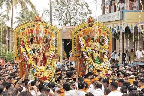 ಕಲಘಟಗಿ ಪಟ್ಟಣದ ಪ್ರಮುಖ ಬಿದಿಗಳಲ್ಲಿ (Jatre) ಗ್ರಾಮದೇವಿಯರ ಶೋಭಾಯಾತ್ರೆ ಸಹಸ್ರಾರು ಭಕ್ತರ ಸಮ್ಮುಖದಲ್ಲಿ ಅತೀ ವಿಜೃಂಭಣೆಯಿಂದ ಜರುಗಿತು.