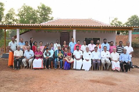 ಉಡುಪಿಯ ಯಕ್ಷಗಾನ ಕಲಾರಂಗದ ವತಿಯಿಂದ ನಿರ್ಮಿಸಿಕೊಟ್ಟ ಮನೆಯನ್ನು ಶಿಕ್ಷಕ ಸುರೇಂದ್ರ ನಾಯ್ಕ್​ ಅವರಿಗೆ ವೆಂಕಟೇಶ್​ ದಂಪತಿ ಹಸ್ತಾಂತರಿಸಿದರು. ಗುರುರಾಜ ಗಂಟಿಹೊಳೆ, ಎಂ. ಗಂಗಾಧರ ರಾವ್​, ಪ್ರೊ. ಕೆ.ಸದಾಶಿವ ರಾವ್​, ಯು. ವಿಶ್ವನಾಥ್​ ಶೆಣೈ, ಯು.ಎಸ್​. ರಾಜಗೋಪಾಲ್​ ಆಚಾರ್ಯ, ಭುವನಪ್ರಸಾದ್​ ಹೆಗ್ಡೆ, ಮುರಳಿ ಕಡೆಕಾರ್​ ಇತರರಿದ್ದರು.