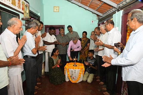 ಉಡುಪಿಯ ಯಕ್ಷಗಾನ ಕಲಾರಂಗ ವಿದ್ಯಾಪೋಷಕ್​ನ ವಿದ್ಯಾರ್ಥಿನಿ ಮಾನ್ಯಾಳಿಗೆ ನಿರ್ಮಿಸಿಕೊಟ್ಟ ಮನೆಯನ್ನು ಪ್ರಾಯೋಜಕ ದೇವಾನಂದ ಉಪಾಧ್ಯಾಯ ಉದ್ಘಾಟಿಸಿದರು. ಸಂಜೀತ್​ ಪ್ರಕಾಶ್​ ರಾವ್​, ಎಂ.ಗಂಗಾಧರ್​ ರಾವ್​, ನಾರಾಯಣ ಎಂ. ಹೆಗಡೆ, ಮುರಳಿ ಕಡೆಕಾರ್​, ವಿಶ್ವೇಶ್ವರ ಅಡಿಗ, ಮಹಾಲಿಂಗ ನಾಯ್ಕ್​, ದೇವರಾಜ್​ ಶೆಟ್ಟಿಗಾರ್​, ನಾಗರಾಜ್​ ಹೆಬ್ಬಾರ್​, ಯು. ವಿಶ್ವನಾಥ್​ ಶೆಣೈ, ಭುವನಪ್ರಸಾದ್​ ಹೆಗ್ಡೆ ಇತರರಿದ್ದರು.