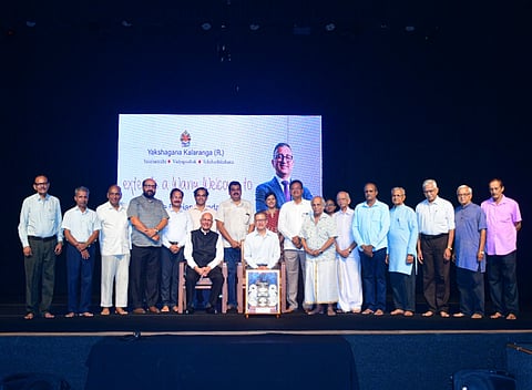 ಉಡುಪಿ ಯಕ್ಷಗಾನ ಕಲಾರಂಗದ ಐವೈಸಿ ಸಭಾಂಗಣಕ್ಕೆ ಭೇಟಿ ನೀಡಿದ ಡಾ. ರಂಜನ್​ ಆರ್​. ಪೈ ಅವರಿಗೆ ಸ್ಮರಣಿಕೆ ನೀಡಿ ಗೌರವಿಸಲಾಯಿತು. ಡಾ. ಎಚ್​. ಎಸ್​. ಬಲ್ಲಾಳ, ಎಂ. ಗಂಗಾಧರ್​ ರಾವ್​, ಮುರಳಿ ಕಡೆಕಾರ್​, ಕೆ. ಗಣೇಶ್​ ರಾವ್​, ಪಿ. ಕಿಶನ್​ ಹೆಗ್ಡೆ, ವಿ.ಜಿ. ಶೆಟ್ಟಿ, ಪ್ರೊ. ಕೆ.ಸದಾಶಿವ ರಾವ್​, ನಾರಾಯಣ ಎಂ. ಹೆಗಡೆ ಇತರರಿದ್ದರು.