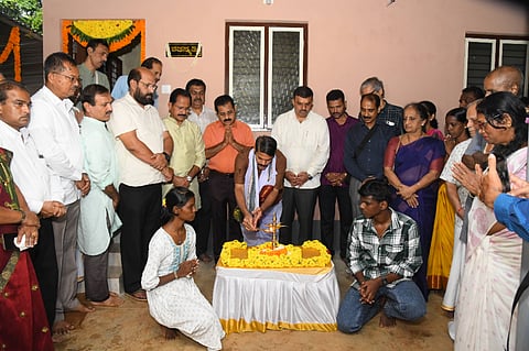ಉಡುಪಿಯ ಯಕ್ಷಗಾನ ಕಲಾರಂಗದ ವಿದ್ಯಾಪೋಷಕ್​ ವಿದ್ಯಾರ್ಥಿನಿ ಸಿಂಚನಾಳಿಗೆ ನಿರ್ಮಿಸಿಕೊಟ್ಟ ಮನೆಯನ್ನು ಡಾ. ಉದಯಕುಮಾರ್​ ಸರಳತ್ತಾಯ ಉದ್ಘಾಟಿಸಿದರು. ವಿ.ಸುನೀಲಕುಮಾರ್​, ಡಾ.ಹರಿಶ್ಚಂದ್ರ, ಹರೀಶ್​ ರಾಯಸ್​, ಕೆ. ಸದಾಶಿವ ಭಟ್​, ವಿಲಾಸಿನಿ ಬಾಬುರಾಯ ಶೆಣೈ, ಶ್ರೀನಿವಾಸ ಹೆಬ್ಬಾರ್​, ಡಾ. ಭಾರ್ಗವಿ ಐತಾಳ್​, ಪಿ.ಕಿಶನ್​ ಹೆಗ್ಡೆ, ಎಂ. ಗಂಗಾಧರ ರಾವ್​ ಇತರರಿದ್ದರು.