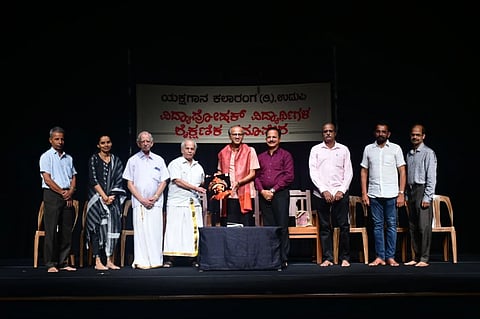 ಉಡುಪಿಯಲ್ಲಿ ಯಕ್ಷಗಾನ ಕಲಾರಂಗದ ವಿದ್ಯಾಪೋಷಕ್​ನ ಫಲಾನುಭವಿಗಳಿಗೆ ಆಯೋಜಿಸಿದ್ದ ಶೈಕ್ಷಣಿಕ ಮಾರ್ಗದರ್ಶನ ಶಿಬಿರದಲ್ಲಿ ಗೋಪಾಲಕೃಷ್ಣ ಭಟ್​ ಅವರನ್ನು ಗೌರವಿಸಲಾಯಿತು. ಪ್ರೊ. ಕೆ.ಸದಾಶಿವ ರಾವ್​, ನಾರಾಯಣ ಎಂ ಹೆಗಡೆ, ವಿದ್ಯಾಪ್ರಸಾದ್​, ಯು.ವಿಶ್ವನಾಥ್​ ಶೆಣೈ, ಪವಿತ್ರಾ, ಮುರಳಿ ಕಡೆಕಾರ್​ ಇತರರಿದ್ದರು.