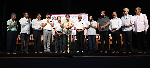 ಉಡುಪಿಯಲ್ಲಿ ಆಯೋಜಿಸಿದ್ದ ವಿದ್ಯಾಪೋಷಕ್​ ಸಮಾವೇಶವನ್ನು ಟಿ.ಅಶೋಕ್​ ಪೈ ಉದ್ಘಾಟಿಸಿದರು. ಸಂಪತ್​ ಕುಮಾರ್​ ಶೆಟ್ಟಿ, ಪ್ರವೀಣ್​ ಗುಡಿ, ಪುರುಷೋತ್ತಮ್​ ಶೆಟ್ಟಿ, ಸುರೇಶ್​ ನಾಯಕ್​, ಎಚ್​.ನಾಗರಾಜ್​ ಶೆಟ್ಟಿ, ಪಿ.ಕಿಶನ್​ ಹೆಗ್ಡೆ, ವಿ.ಜಿ. ಶೆಟ್ಟಿ, ಪ್ರೊ. ಕೆ.ಸದಾಶಿವ್​ ರಾವ್​, ಎಂ.ಗಂಗಾಧರ್​ ರಾವ್​, ಮುರಳಿ ಕಡೆಕಾರ್​, ನಾರಾಯಣ ಎಂ. ಹೆಗಡೆ ಇದ್ದರು.